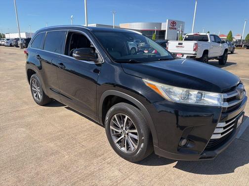 Midnight Black Metallic 2018 Toyota Highlander XLE