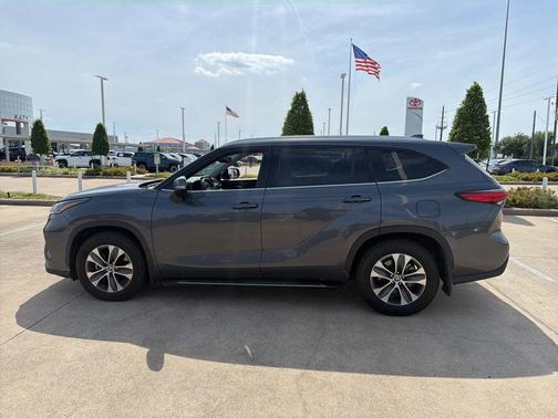 Magnetic Gray Metallic 2021 Toyota Highlander XLE