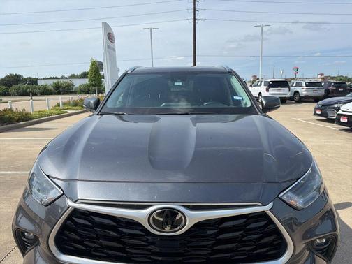 Magnetic Gray Metallic 2021 Toyota Highlander XLE