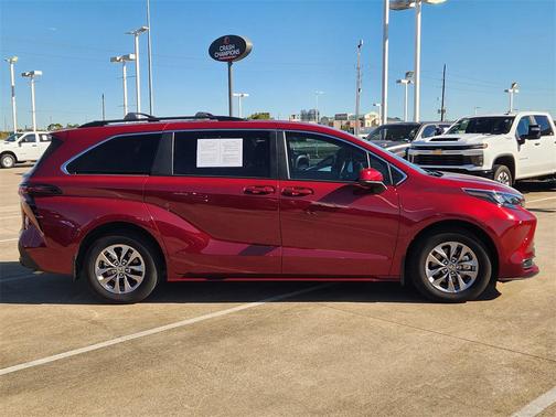 2024 Toyota Sienna LE