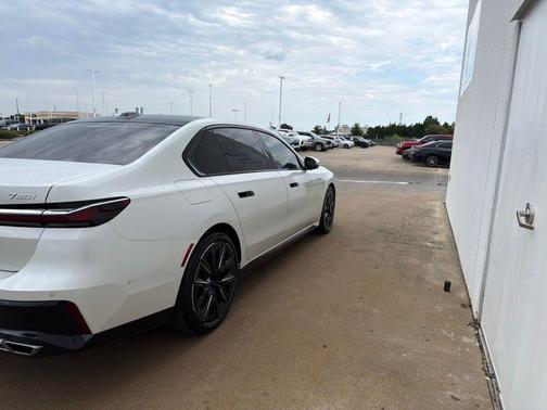 Mineral White Metallic 2023 BMW 760 i xDrive