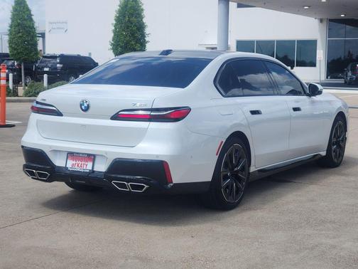 Mineral White Metallic 2023 BMW 760 i xDrive