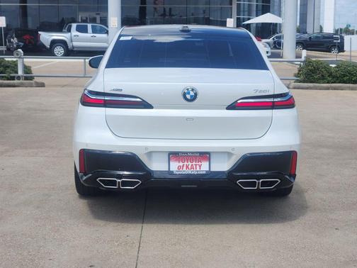 Mineral White Metallic 2023 BMW 760 i xDrive