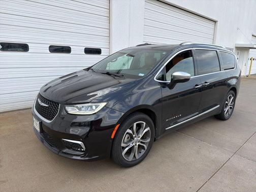 Brilliant Black Crystal Pearlcoat 2021 Chrysler Pacifica L