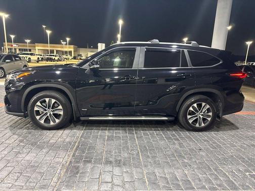 Midnight Black Metallic 2025 Toyota Highlander Hybrid XLE