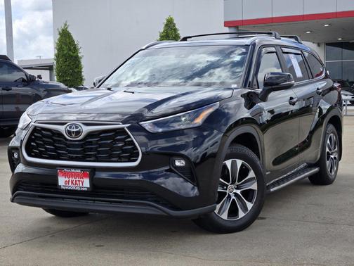 Midnight Black Metallic 2025 Toyota Highlander Hybrid XLE