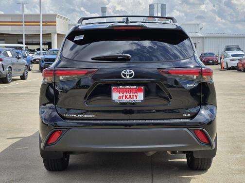 Midnight Black Metallic 2025 Toyota Highlander Hybrid XLE