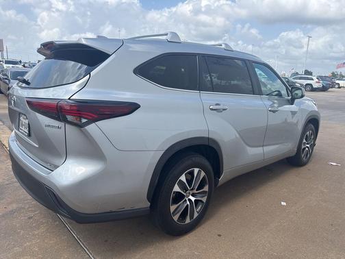 Celestial Silver Metallic 2024 Toyota Highlander Hybrid XLE