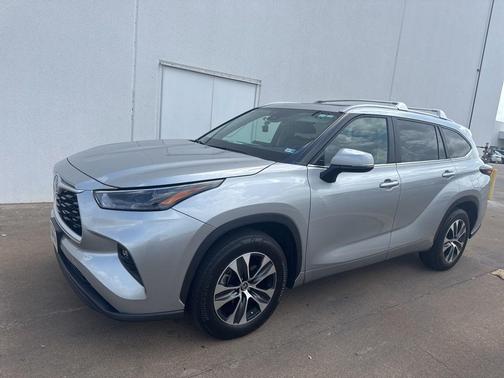 Celestial Silver Metallic 2024 Toyota Highlander Hybrid XLE