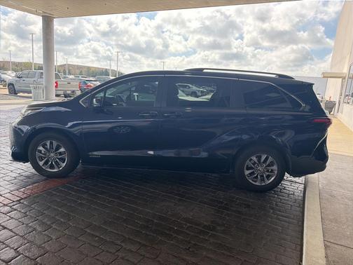 2021 Toyota Sienna LE