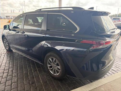 2021 Toyota Sienna LE