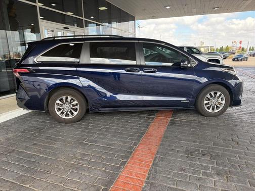 2021 Toyota Sienna LE