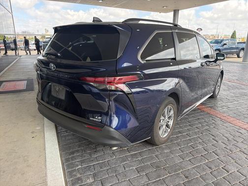 2021 Toyota Sienna LE