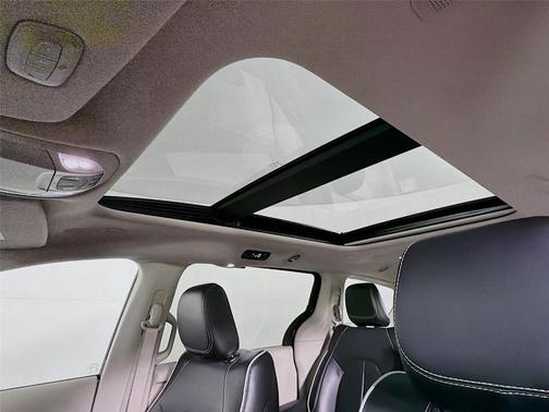 Brilliant Black Crystal Pearlcoat 2023 Chrysler Pacifica Hybrid Limited