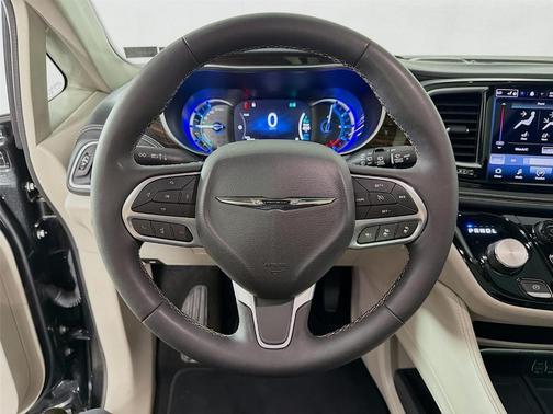 Brilliant Black Crystal Pearlcoat 2023 Chrysler Pacifica Hybrid Limited