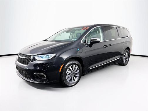 Brilliant Black Crystal Pearlcoat 2023 Chrysler Pacifica Hybrid Limited