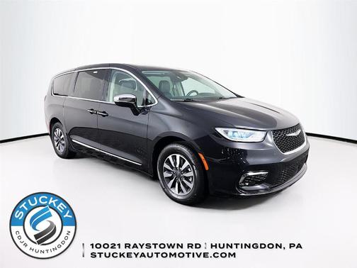Brilliant Black Crystal Pearlcoat 2023 Chrysler Pacifica Hybrid Limited