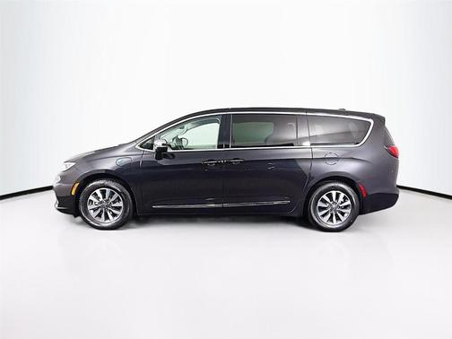 Brilliant Black Crystal Pearlcoat 2023 Chrysler Pacifica Hybrid Limited