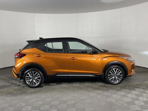 2021 Nissan Kicks SR