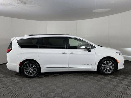 2023 Chrysler Pacifica Hybrid Pinnacle
