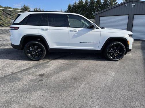 2025 Jeep Grand Cherokee Laredo
