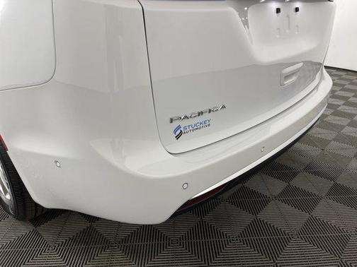 2024 Chrysler Pacifica Touring-L