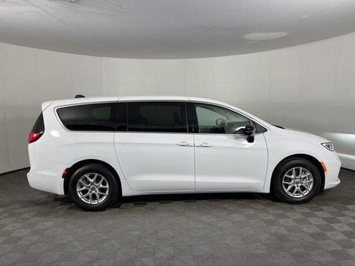 2024 Chrysler Pacifica Touring-L