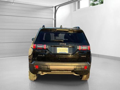 Diamond Black Crystal Pearlcoat 2026 Jeep Cherokee Laredo 4x4