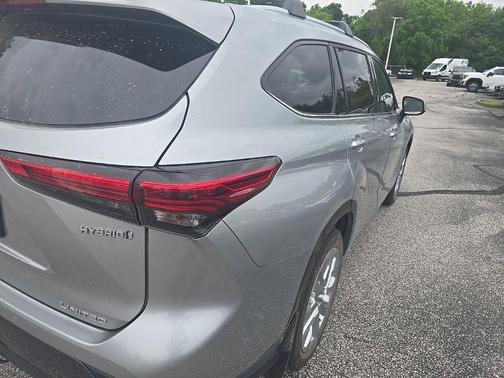 Celestial Silver Metallic 2023 Toyota Highlander Hybrid Limited