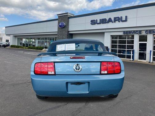 2005 Ford Mustang Deluxe