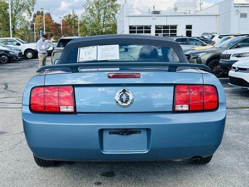 2005 Ford Mustang Deluxe