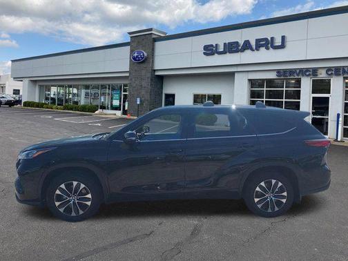 Midnight Black Metallic 2020 Toyota Highlander XLE