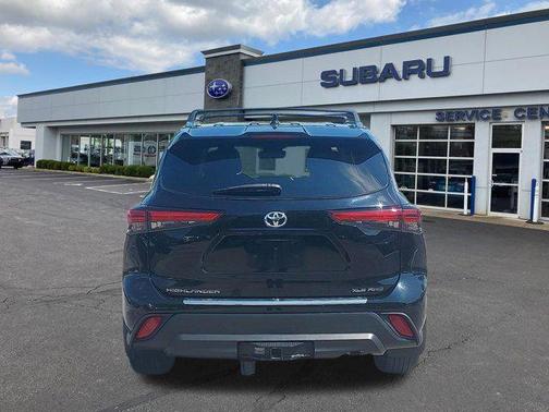 Midnight Black Metallic 2020 Toyota Highlander XLE