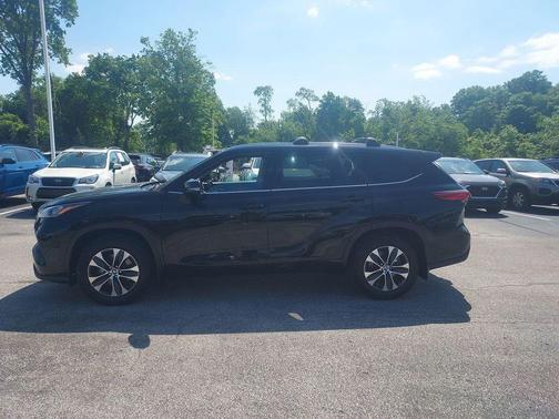 Midnight Black Metallic 2020 Toyota Highlander XLE
