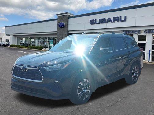 Midnight Black Metallic 2020 Toyota Highlander XLE