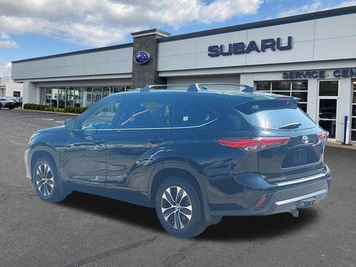 Midnight Black Metallic 2020 Toyota Highlander XLE