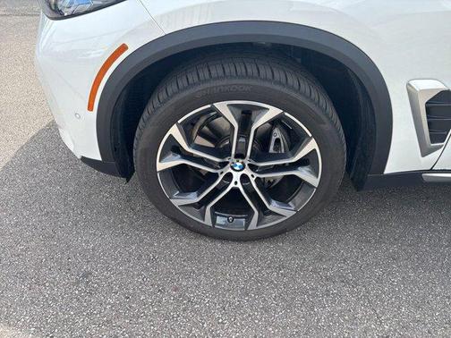 Mineral White Metallic 2024 BMW X5 xDrive40i