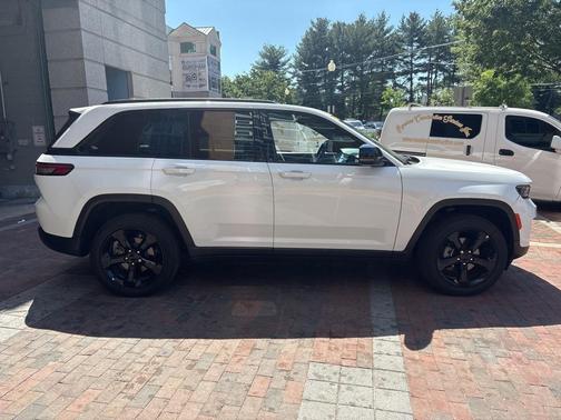 2022 Jeep Grand Cherokee Altitude