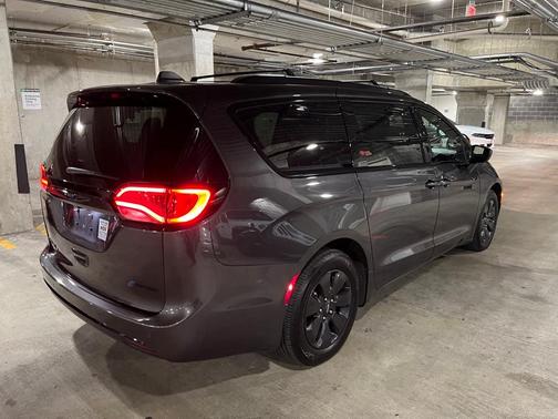 Photo 3 of 18 of 2020 Chrysler Pacifica Hybrid Touring L