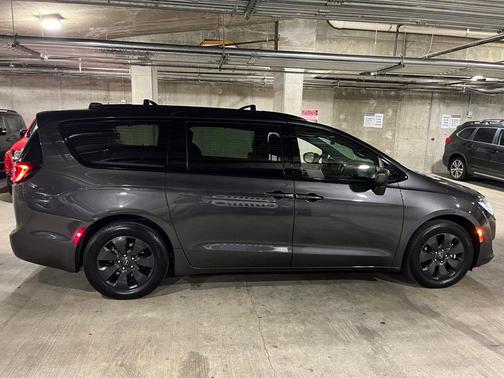 Photo 2 of 18 of 2020 Chrysler Pacifica Hybrid Touring L