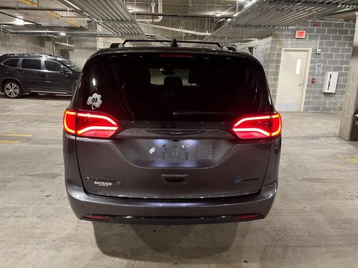 Photo 4 of 18 of 2020 Chrysler Pacifica Hybrid Touring L