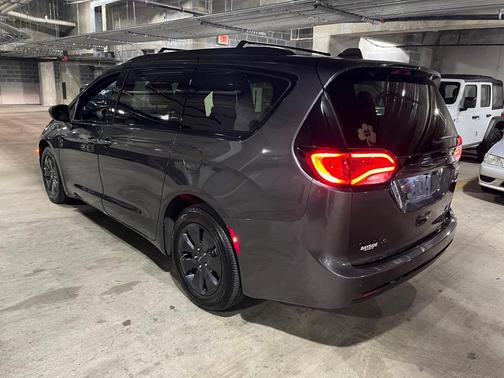 Photo 5 of 18 of 2020 Chrysler Pacifica Hybrid Touring L