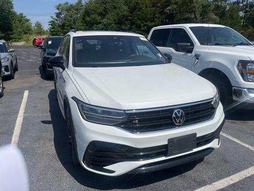 Opal White Pearl Effect 2023 Volkswagen Tiguan 2.0T SE R-Line Black