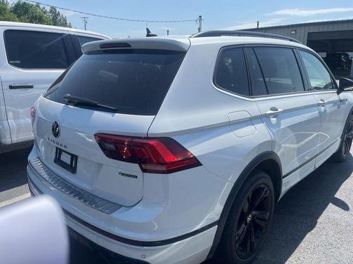 Opal White Pearl Effect 2023 Volkswagen Tiguan 2.0T SE R-Line Black