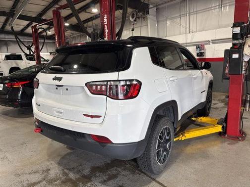 Bright White Clearcoat 2025 Jeep Compass Trailhawk