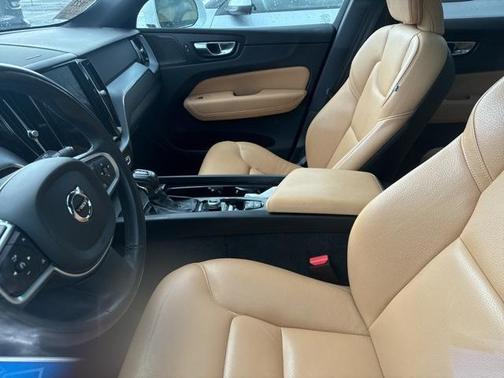 2020 Volvo XC60 T5 Momentum