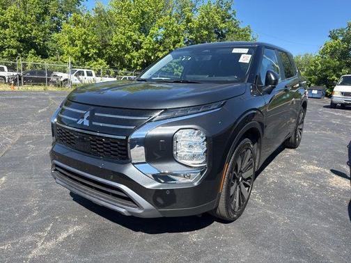 Black 2025 Mitsubishi Outlander