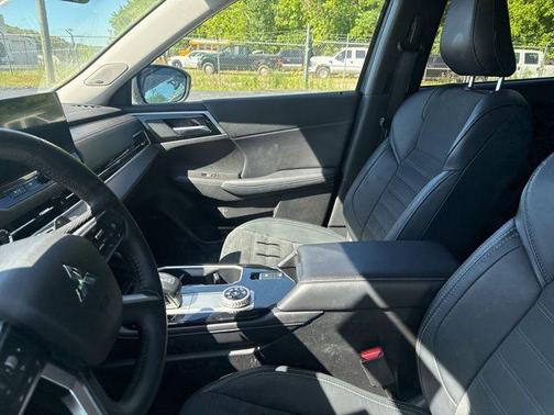 Black 2025 Mitsubishi Outlander