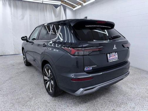 Black 2025 Mitsubishi Outlander