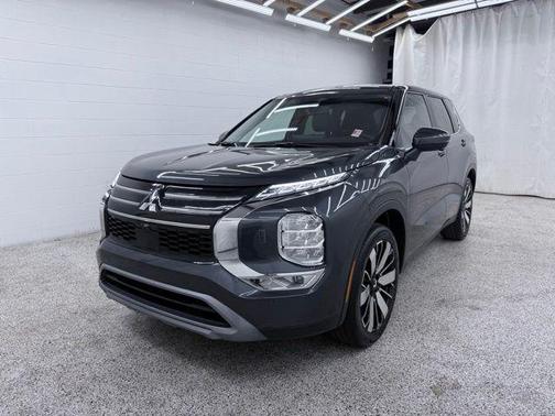 Black 2025 Mitsubishi Outlander